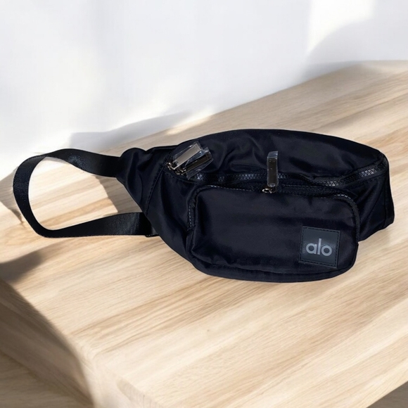 Alo Yoga Explorer Fanny Pack: Compact Style for Trendsetters - Picture 2 of 4